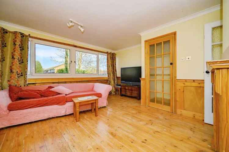 3-Bedroom Mid-Terraced House with Garden Garage and Driveway