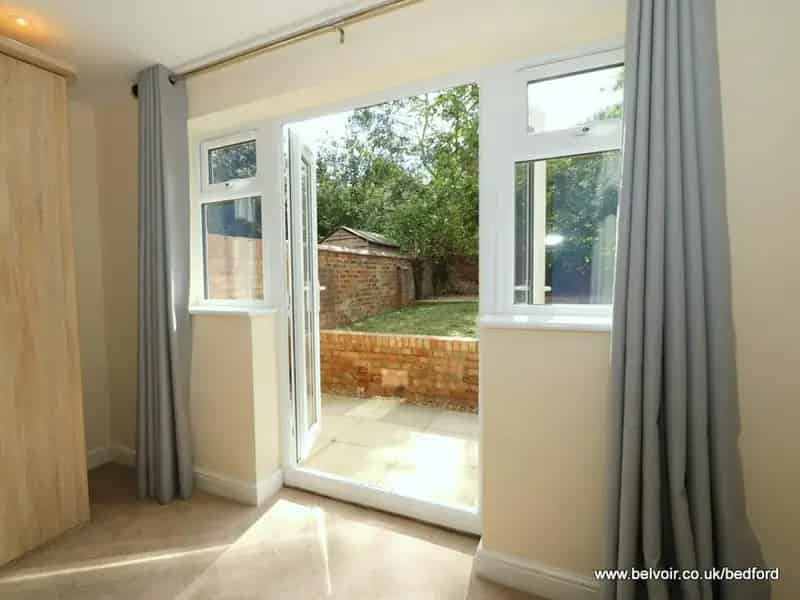 Modern Studio Flat near Bedford Station with Courtyard Garden