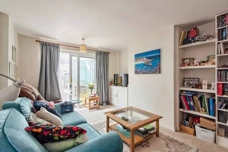 3 Bed House Near Stevenage Town - Family Home with Conservatory and Parking