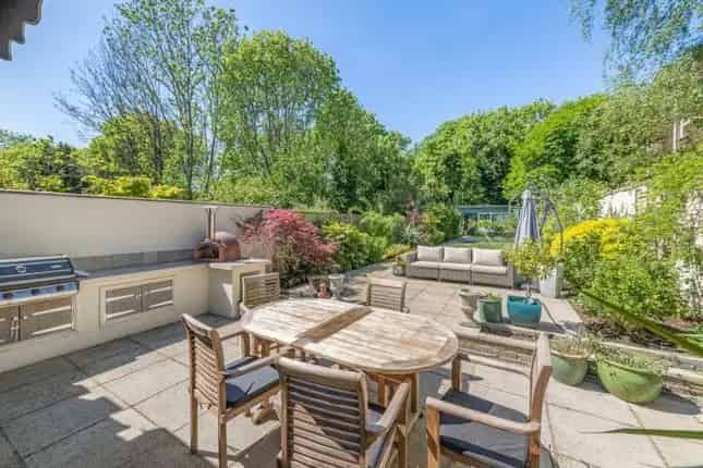 Four Double Bedroom House for Sale in Brondesbury NW6