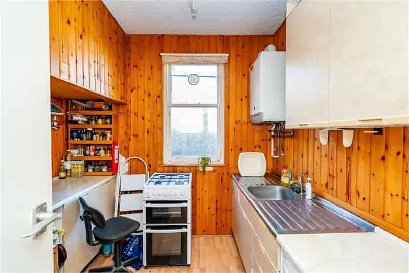 3 Bed Flat - Top Floor with 1 Reception Room