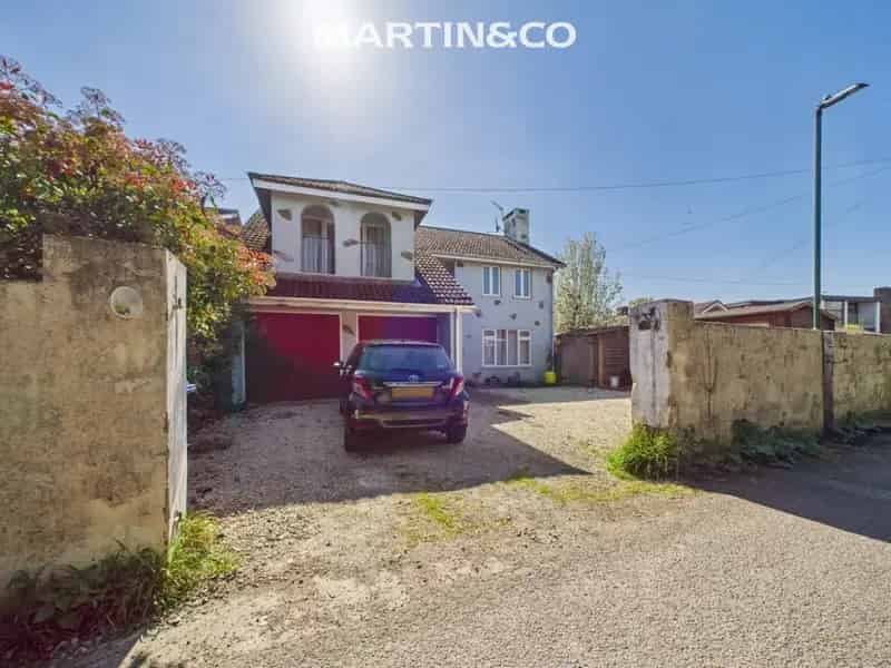 4 Bedroom Detached House River Thames Access