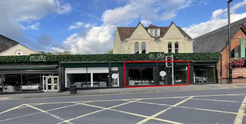 Caterham Retail Unit - 1055 sq ft