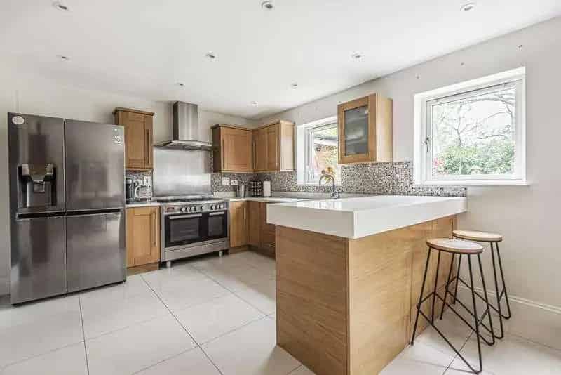 5 Bed Detached House For Sale Near Town Centre