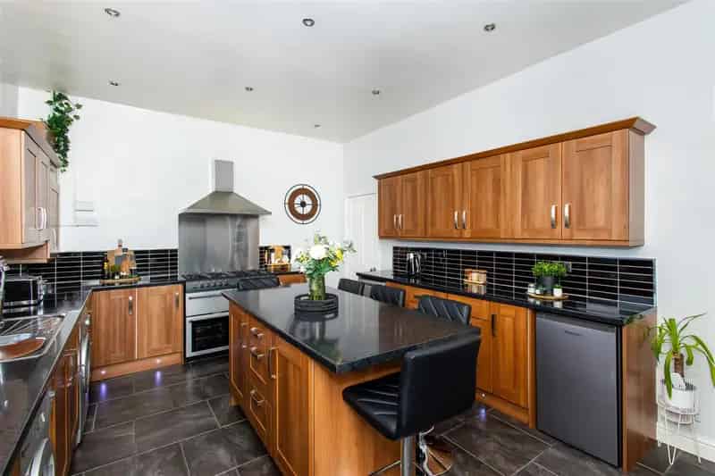 2 Bedroom Mid Terrace House To Rent