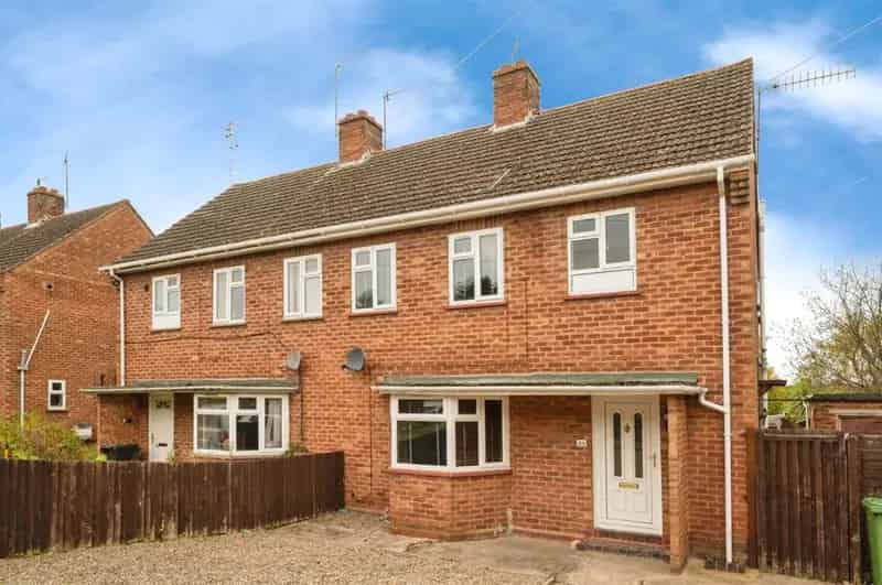 3 Bed Semi-Detached House Droitwich Spa No Onward Chain