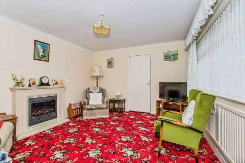 Yaxley Bungalow: Conservatory, Shower Room, Garage, Garden
