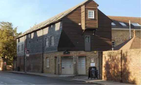 Commercial property For Rent , 125, Mortlake High Street, London, England
