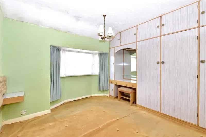 Three Bedroom Semi-Detached House Needs TLC No Onward Chain