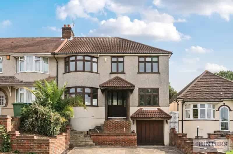 6 bedroom House
 For Sale 
Total Size: 2730 SQ FT