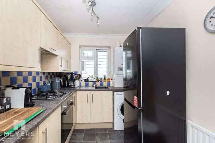 2 Bed Flat for Sale Christchurch TWYNHAM Schools Catchment