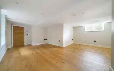 Flat For Sale in Exeter, England