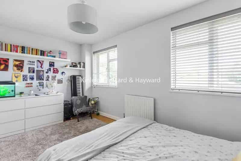 Spacious 2/3 Bedroom House with Garage and Driveway