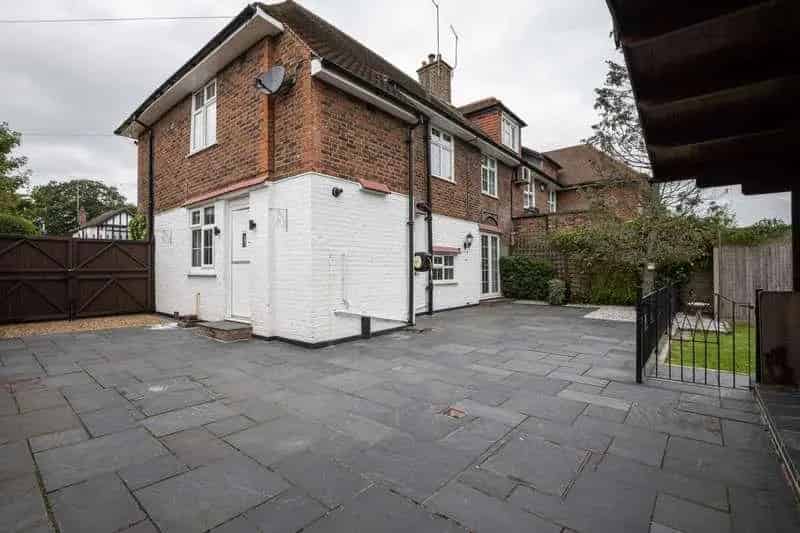 4 Bed Semi Detached House Near Elstree Town Centre