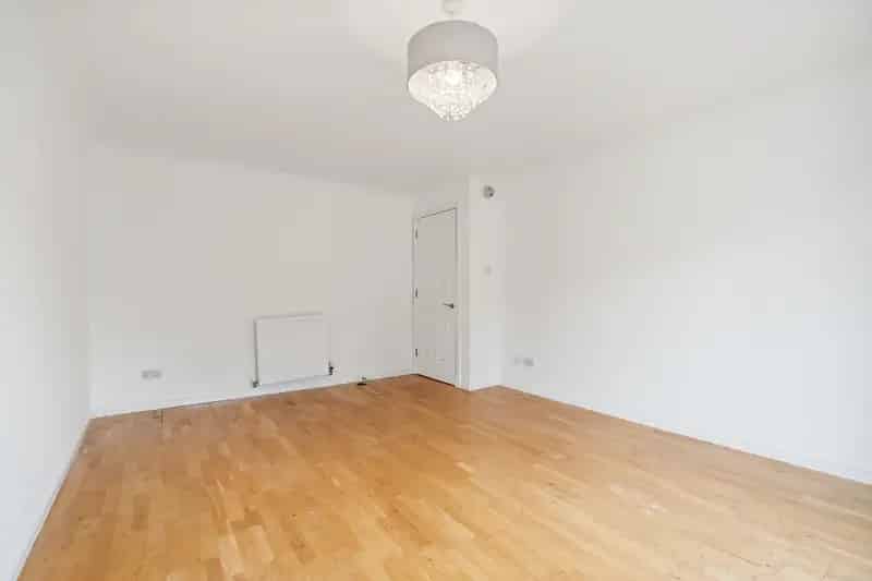 Contemporary Stepps Apartment - 2 Double Bedrooms, Private Parking