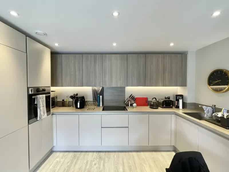 Stunning 2-Bed 2-Bath Apartment Highwood Development Horsham