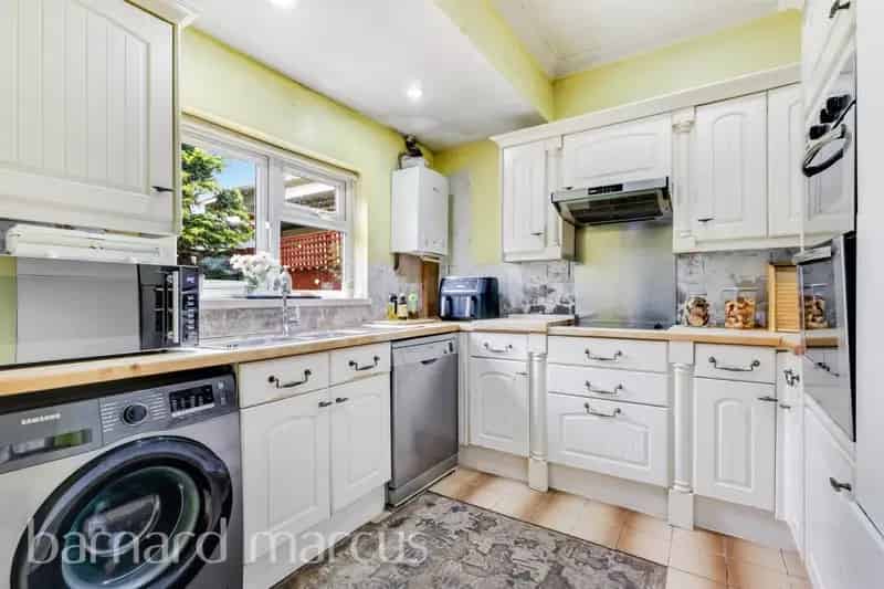 Family Home with Private Garden Jacuzzi and Sauna Near Thornton Heath Station