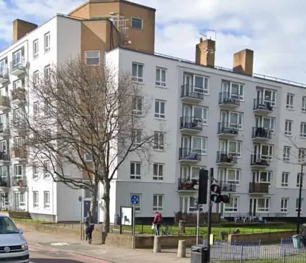 Ground Floor Property Near Shops and Tube Station