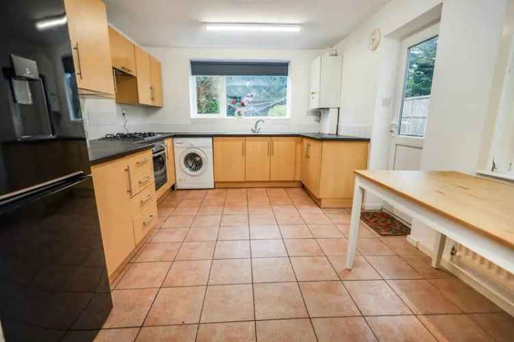 4 Bedroom Detached House - Student House - Newly Decorated