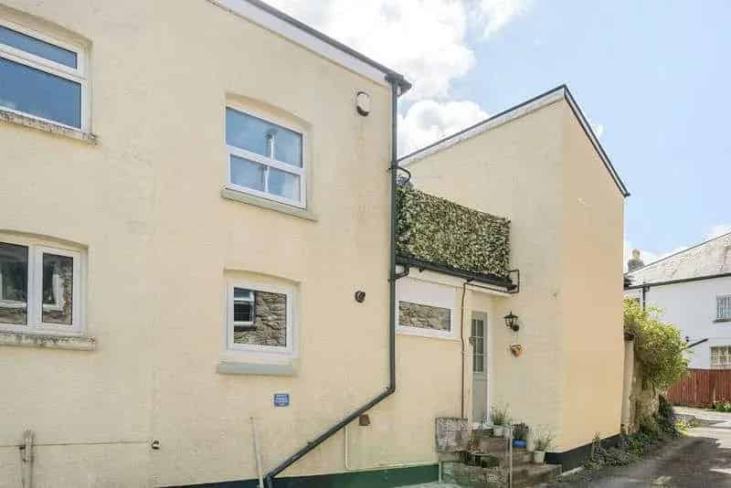 3 Bed Character Cottage For Sale Near Town Centre