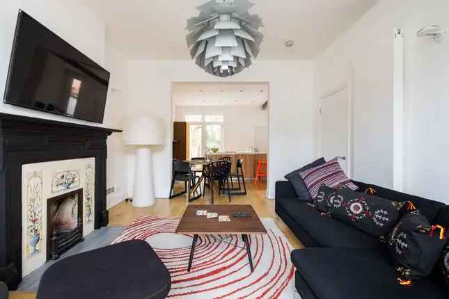 Semi-Detached House for Rent in London W10