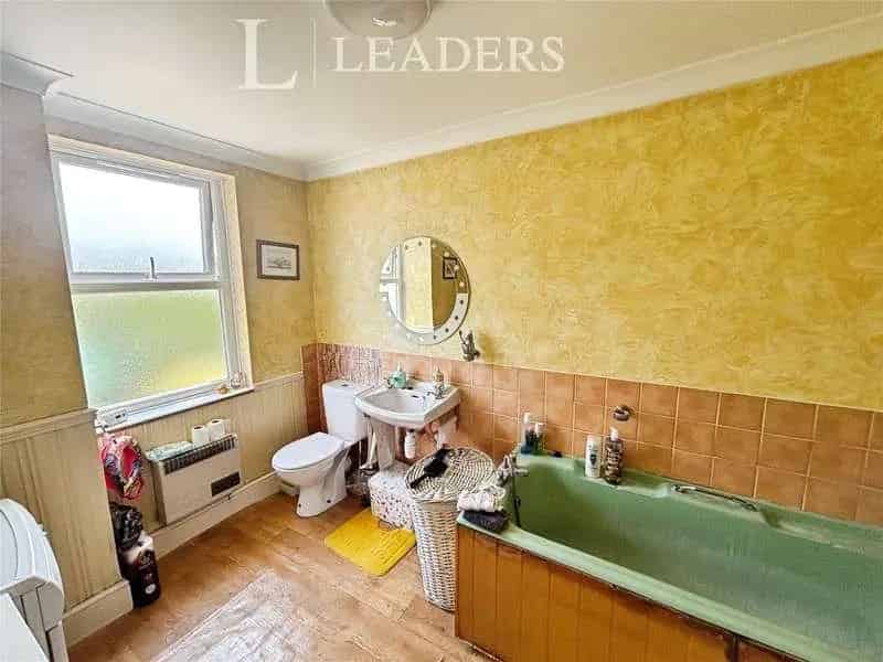 2 Bed House for Sale - Modern Decor and Great Location