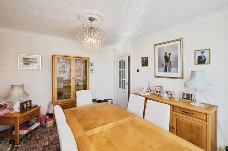 Spacious Detached House with Great Transport Links