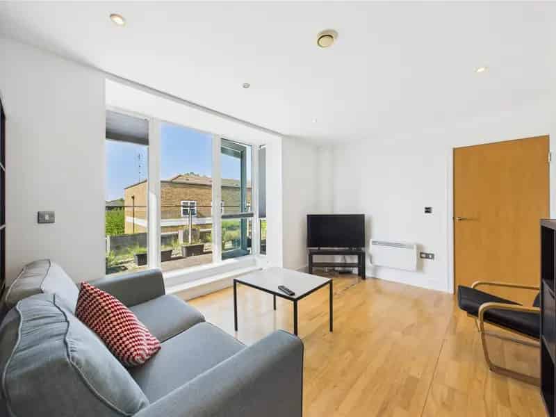 1 Bedroom Apartment near Brick Lane with Private Terrace and Parking
