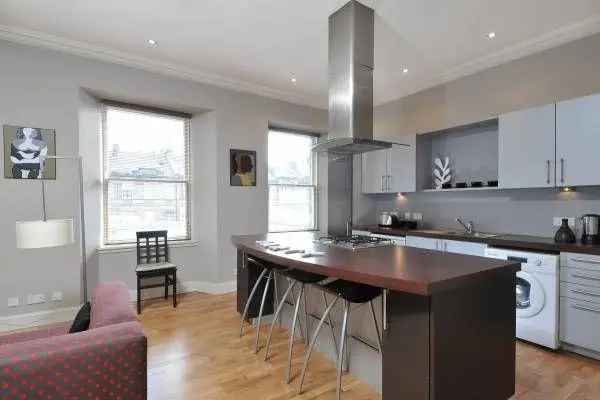 3 bedroom flat for sale