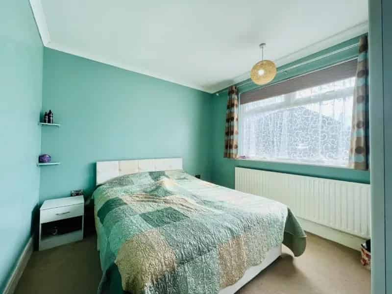 3 Bed Detached Bungalow Near Beach Shops