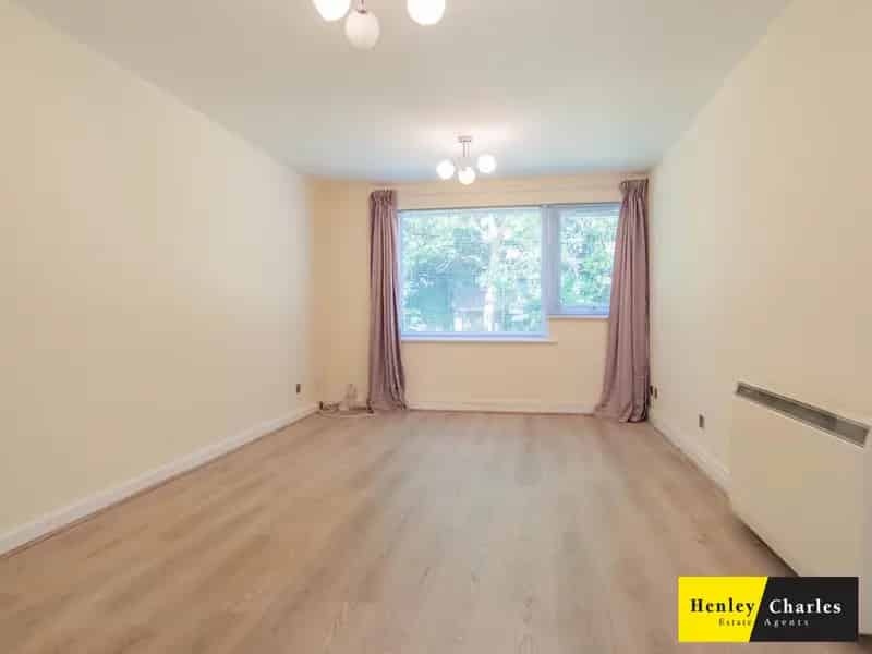 1 Bedroom Apartment Near Amenities and Transport