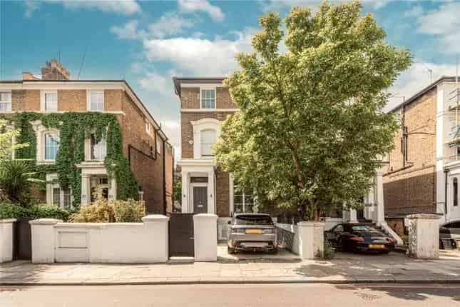3 Double Bedroom Semi-Detached House for Sale in Chelsea