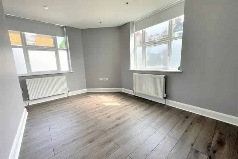 Spacious 1 Bedroom Maisonette Near Bushey Station
