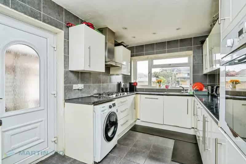4 Bedroom Semi Detached House Near Goldsworth Park Centre