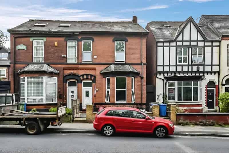 Spacious Period Property Near Ashton Centre