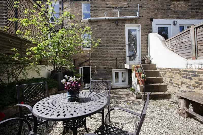 2 Bedroom Period Conversion Flat to Rent Near Brunswick Park