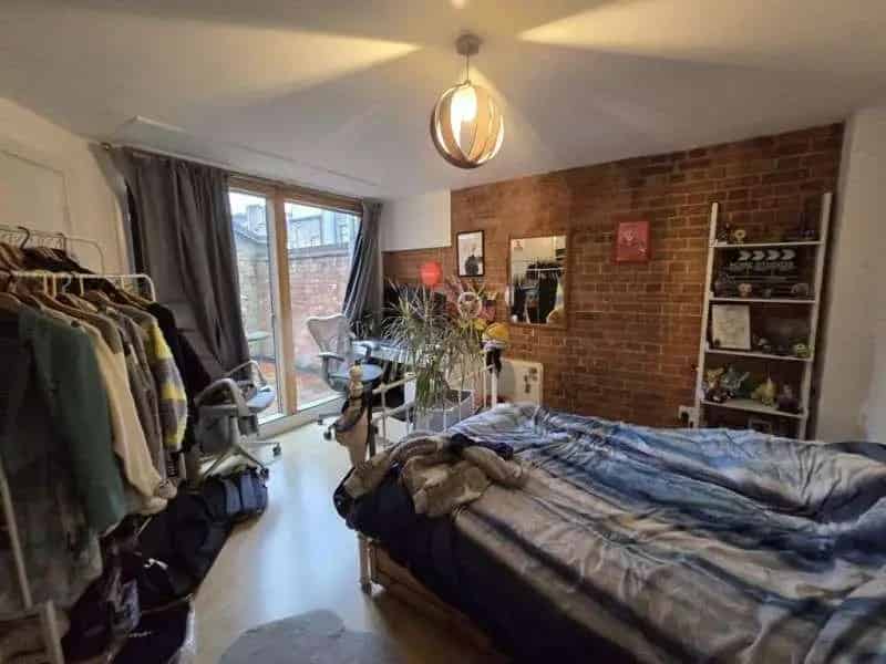 4 bed flat for sale