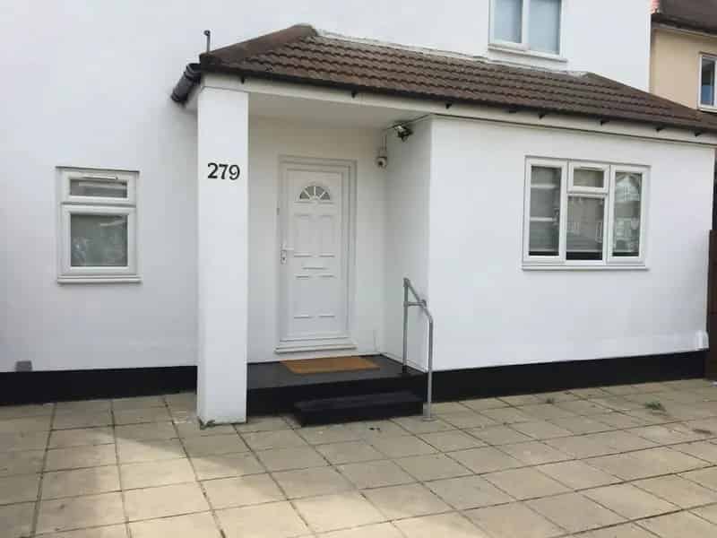 Large Room with Ensuite Near Transport Links All Bills Included
