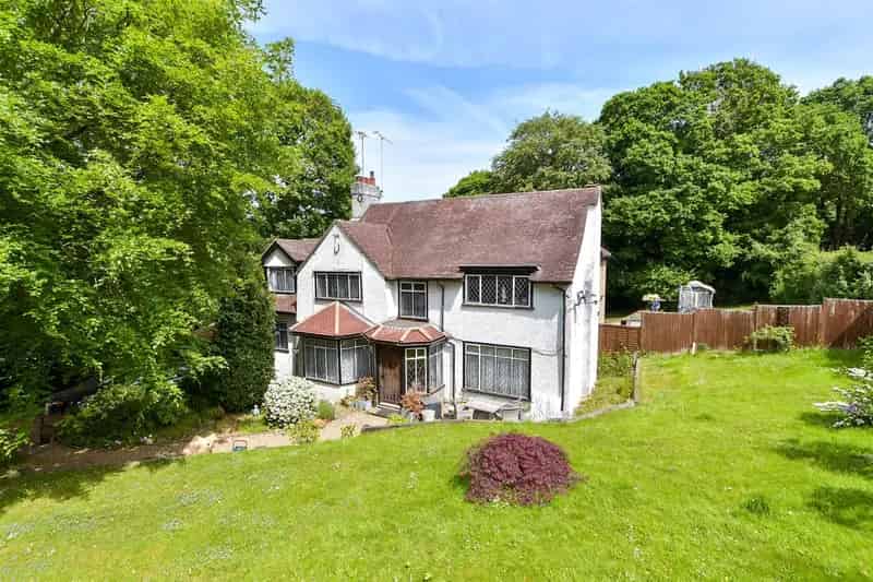4 Bedroom Detached House for Sale in Kingswood, Surrey