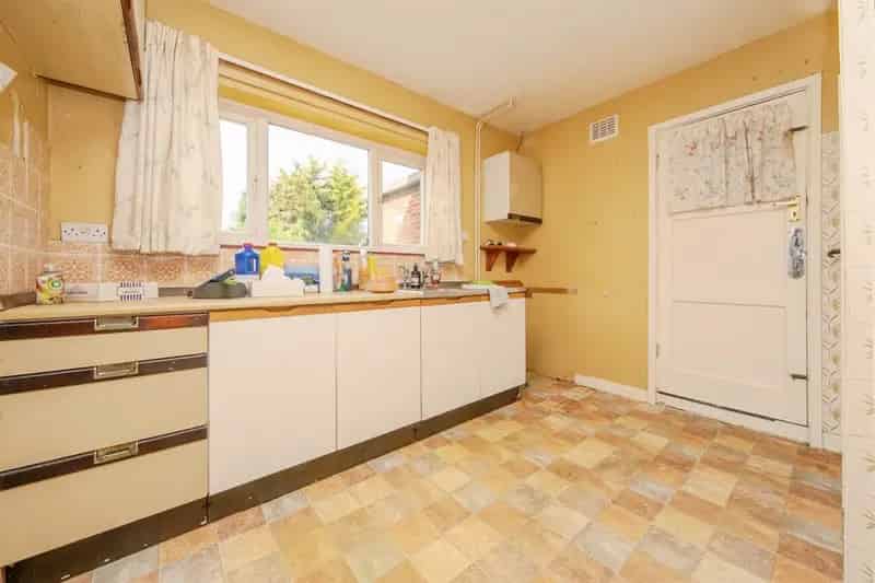3 Bed Semi-Detached House with Driveway Parking and Garden