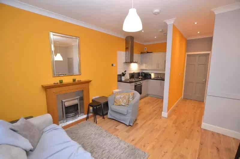 City Centre 1-Bed Flat Dundas Street Edinburgh Furnished Patio