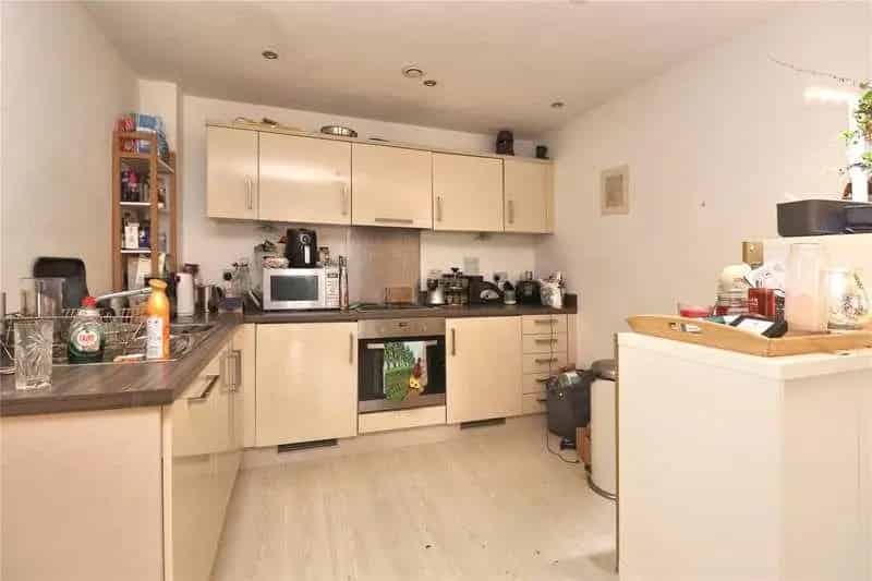1 Bed Flat for Sale Woking - Modern Apartment with Balcony and Gym