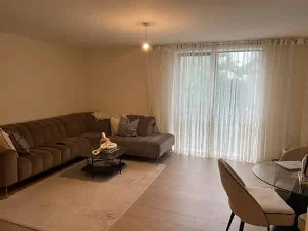 Large 3-Bedroom Flat 2 Toilets Spacious Living Room