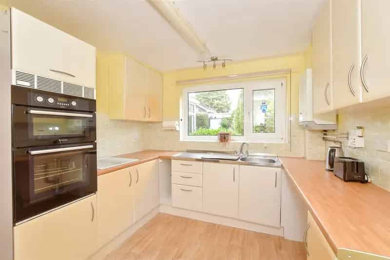 4 Bedroom Detached House for Sale in Summersdale Chichester