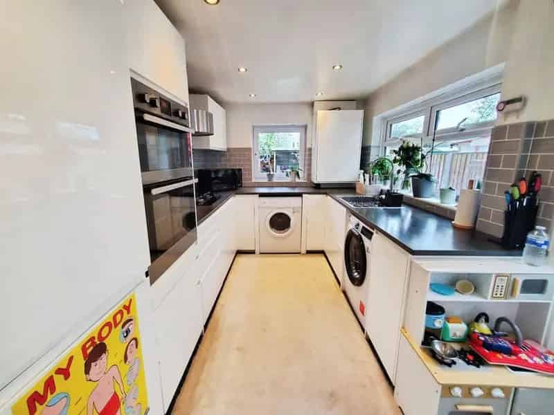 3 Bedroom Mid Terrace House For Sale London E13
