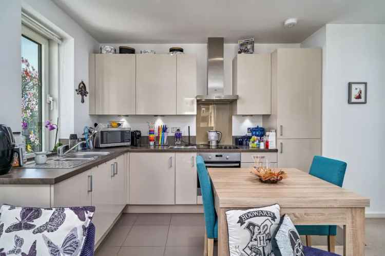 Apartment For Sale in London, England