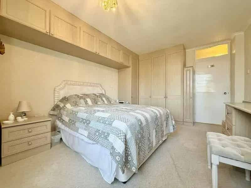 2 bed flat for sale
