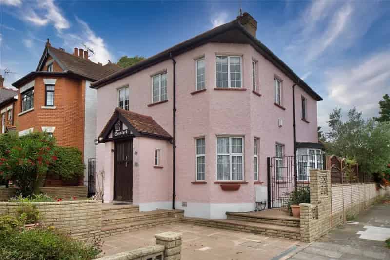 4 Bedroom Detached House For Sale in Enfield