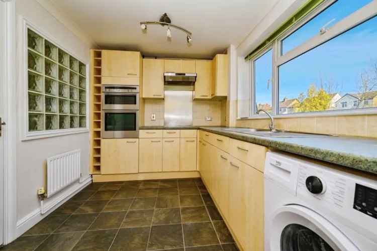 Three Bedroom Maisonette Near Apsley Centre and Train Station