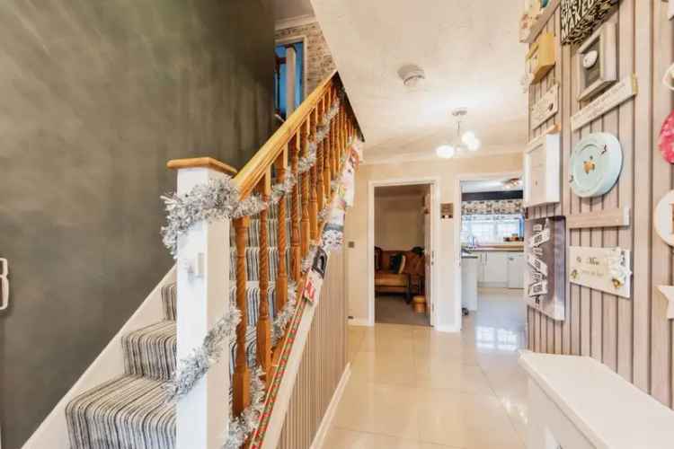 6 Bedroom Family Home with Conservatory and Garage